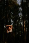 Nachdenkliche Frau genießt den Moment mit geschlossenen Augen allein im Wald — Stockfoto