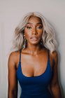 Retrato de mulher americana africana adulta com cabelos loiros vestindo azul e olhando para a câmera — Fotografia de Stock