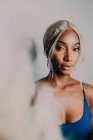 Портрет дорослої афро-американської жінки з білявим волоссям в синьому і погляд на камеру — стокове фото