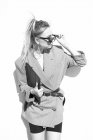Femme d'affaires avec coiffure à la mode, lunettes de soleil et costume tenant ordinateur portable et regardant loin sur le mur — Photo de stock
