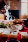 Set mit traditionellem arabischen Dessert und Tablett mit Teekanne und Tassen, die während der traditionellen Teezeremonie auf den Tisch gestellt werden — Stockfoto