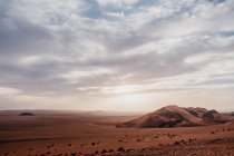 Вечорами в Марокко над гористими пагорбами та скелями в посушливій пустелі. — стокове фото