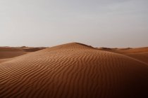Холм из сухого песка посреди большой пустыни на фоне неба в Морабо — стоковое фото