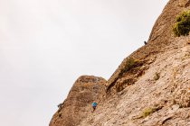 Альпинисты, поднимающиеся на гору Монсеррат, Каталония, Испания — стоковое фото