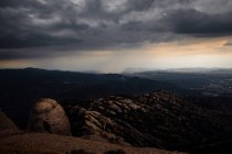 Vistas de la Montaña Montserrat con tormenta, Cataluña, España — Stock Photo