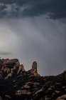 Vistas de la Montaña Montserrat con tormenta, Cataluña, España - foto de stock