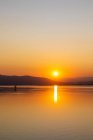 Colori intensi di un tramonto con riflessi nell'acqua — Foto stock