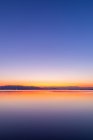Интенсивные цвета заката с отражениями в воде — стоковое фото