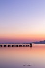 Turisti anonimi sul molo durante il tramonto — Foto stock