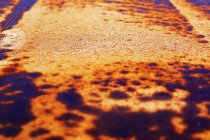 Покрытие ржавой поверхности железа пятнами коррозии и следами старой краски — стоковое фото