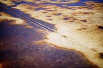 Primi piani in ferro arrugginito con macchie di corrosione e tracce di vecchie vernici — Foto stock