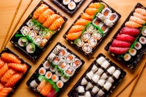 Blick auf köstliches Sushi, das im Restaurant auf dem Tisch serviert wird. — Stockfoto