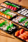 Delizioso set di sushi colorati serviti sul tavolo del ristorante
. — Foto stock