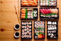 Vista superior del delicioso sushi servido en la mesa en el restaurante . - foto de stock