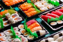 Appetitliche köstliche Reihe von bunten Sushi auf dem Tisch im Restaurant serviert. — Stockfoto