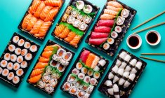 Vista superior do delicioso sushi servido na mesa no restaurante . — Fotografia de Stock