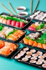 Appetitliche köstliche Reihe von bunten Sushi auf dem Tisch im Restaurant serviert. — Stockfoto