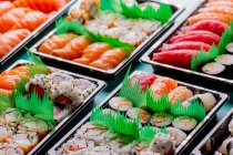Delicioso y delicioso juego de sushi colorido servido en la mesa en el restaurante . - foto de stock