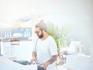 DJ che suona musica alla festa — Foto stock