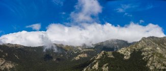 Повітряний вид на красивий пейзаж, блакитне хмарне небо і озера в оточенні лісів і гір — стокове фото