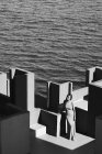 Жінка в одязі, стоячи на даху будівлі — стокове фото