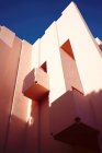 Costruzione tradizionale di edificio rosa con balconi — Foto stock