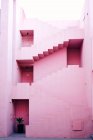 Construcción tradicional de edificio rosa con escaleras - foto de stock