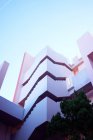 Costruzione tradizionale di edificio rosa con scale — Foto stock