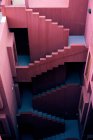 Par-dessus la construction traditionnelle du bâtiment rose avec des escaliers bleus — Photo de stock