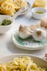 Aglio fresco e ingredienti per piatti italiani a tavola — Foto stock