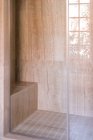 Elegante cabina doccia in vetro e con piastrelle in marmo in casa contemporanea — Foto stock