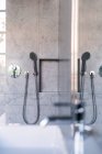 Хромированный блестящий душ кран и держатель в мраморной кабине в роскошном доме — стоковое фото