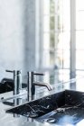 Lavatório retangular e torneira de aço brilhante em banheiro luxuoso à luz do dia — Fotografia de Stock