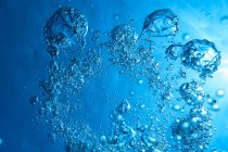 Лопающиеся пузырьки воздуха в морской воде — стоковое фото