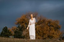 Mulher loira bonita olhando para o campo de outono — Fotografia de Stock