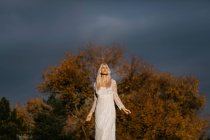 Mulher loira bonita olhando para o campo de outono — Fotografia de Stock