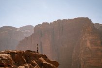 Donna sopra una roccia nel Wadi Rum — Foto stock