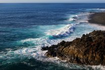 Красивий і мальовничий вид на поверхню морської води серед високих скелястих скель в сонячний день — стокове фото