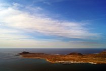 Impresionante paisaje de grandes islas maravillosas en aguas oscuras y tranquilas en Lanzarote Islas Canarias, España - foto de stock