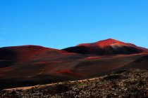 Pintoresca vista del terreno volcánico con lava solidificada en zona salvaje en la isla de Lanzarote España - foto de stock