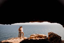 Пара приймає на скелі — стокове фото