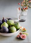 Plaque de figues fraîches mûres sur la table de cuisine — Photo de stock