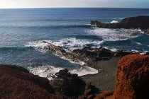Bella e pittoresca vista della superficie dell'acqua di mare tra alte scogliere rocciose nella giornata di sole — Foto stock
