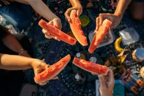 Detail von fünf Wassermelonenstücken zusammen auf einer Picknickdecke — Stockfoto
