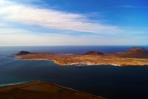 Paisagem de tirar o fôlego de grandes ilhas maravilhosas em águas escuras e calmas nas ilhas Canárias de Lanzarote, Espanha — Fotografia de Stock