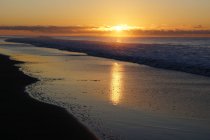 Coucher de soleil coloré sur un rivage paisible — Photo de stock