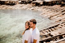 Glückliche Liebhaber kuscheln an Bucht — Stockfoto