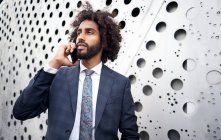 Homme d'affaires afro-américain présentable lors d'une conversation téléphonique — Photo de stock