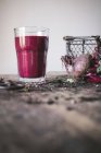 Reife Bio-Rote Bete auf Holztisch mit einem Glas frischen Smoothie — Stockfoto