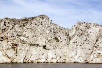 Hermosas rocas de piedra caliza blanca sobre la orilla del mar - foto de stock
